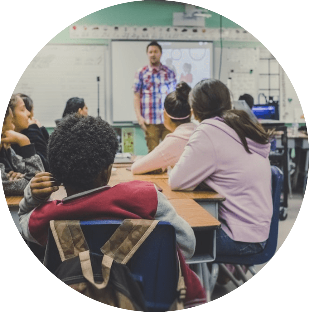 Jovens estudantes do ensino médio público brasileiro recebendo orientação profissional - Evolucao Orbital